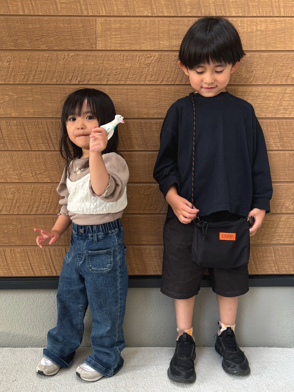 ブラウン系のTシャツ/カットソー、ブルー系のデニムパンツ、ホワイト系のスニーカーを着用したキッズの春コーディネートの3枚目の写真