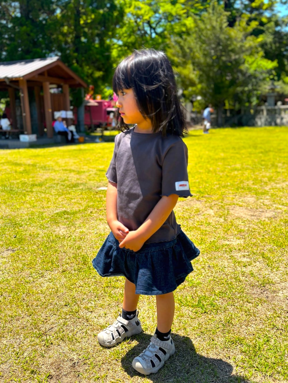 ベージュ系のサンダル、ブルー系のデニムパンツ、グレー系のTシャツ/カットソーを着用したキッズの春コーディネートの2枚目の写真