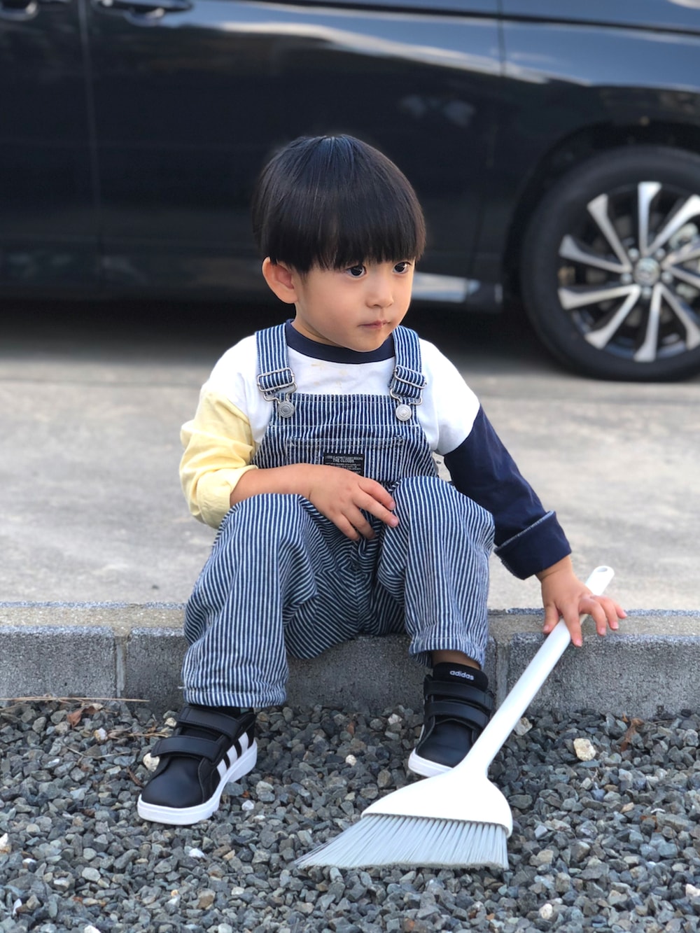 ホワイト系のTシャツ/カットソー、その他のサロペット/オーバーオール、ブラック系のスニーカーを着用したキッズの秋コーディネートの2枚目の写真