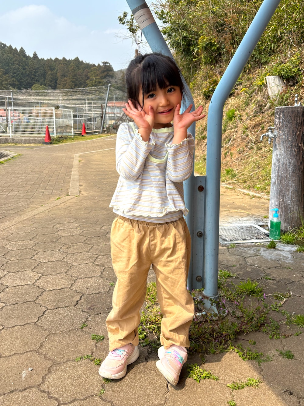 ベージュ系のその他パンツを着用したキッズの春コーディネートの2枚目の写真