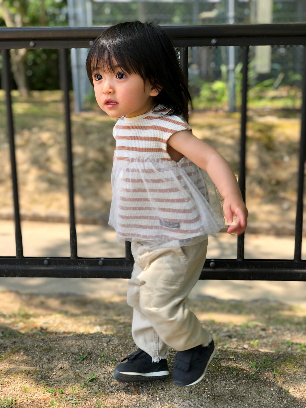 ブラウン系のTシャツ/カットソー、ベージュ系のデニムパンツ、ブラック系のスニーカーを着用したキッズの春コーディネートの3枚目の写真