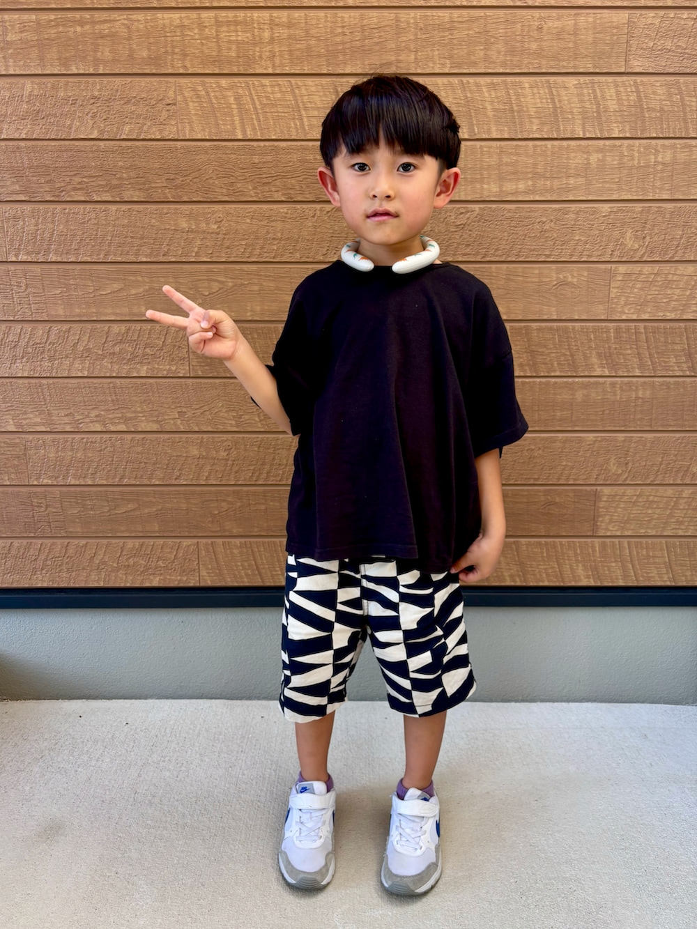 ブラック系のTシャツ/カットソー、ブラック系のその他パンツ、ホワイト系のスニーカーを着用したキッズの夏コーディネートの2枚目の写真