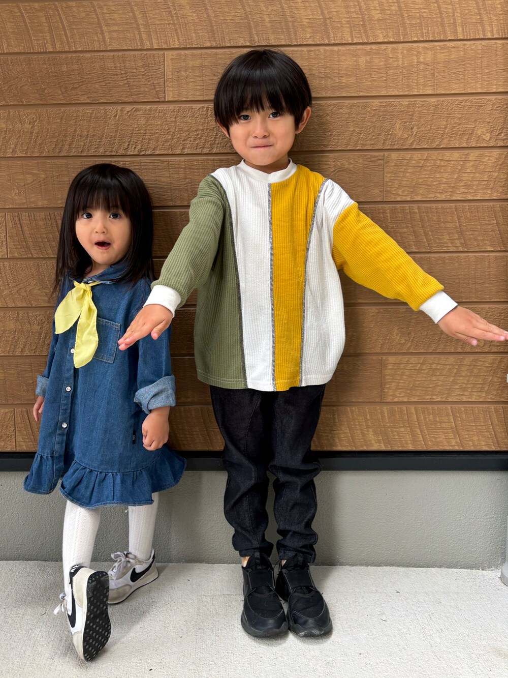 ホワイト系のTシャツ/カットソー、ブラック系のその他パンツ、ブラック系のスニーカーを着用したキッズの春コーディネートの2枚目の写真