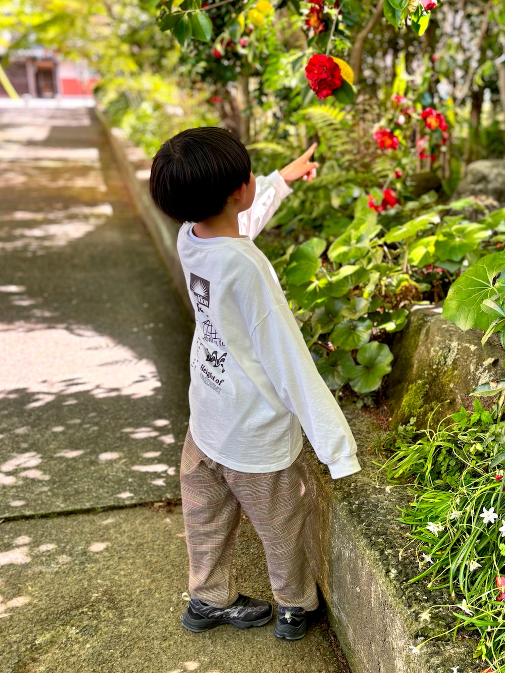 ホワイト系のTシャツ/カットソー、ベージュ系のその他パンツを着用したキッズの春コーディネートの4枚目の写真