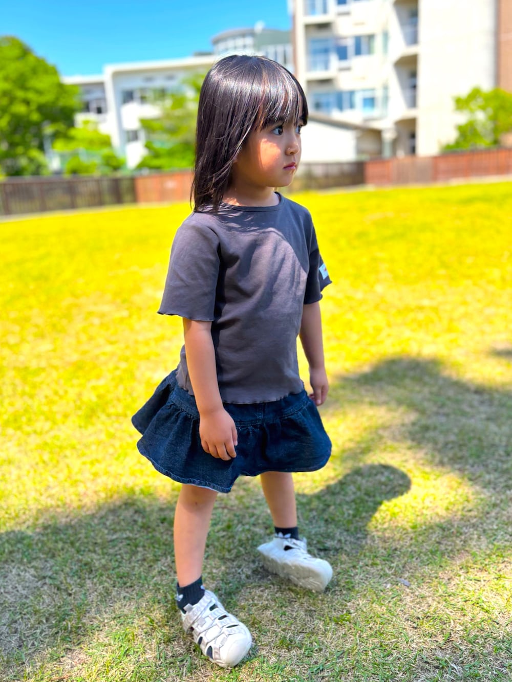 ベージュ系のサンダル、ブルー系のデニムパンツ、グレー系のTシャツ/カットソーを着用したキッズの春コーディネートの4枚目の写真
