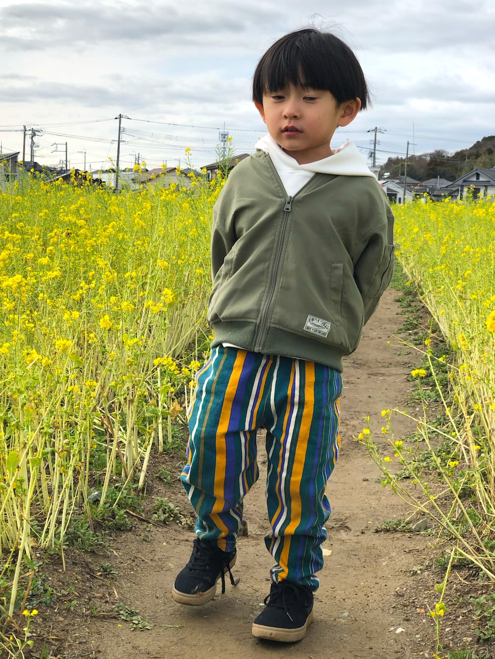 ブラック系のスニーカー、グリーン系のその他パンツ、グリーン系のMA-1を着用したキッズの冬コーディネートの5枚目の写真