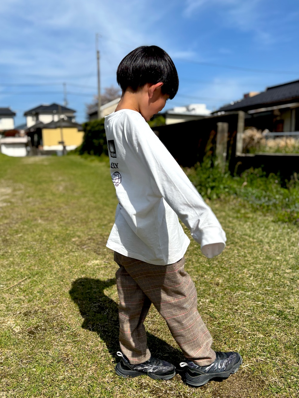 ホワイト系のTシャツ/カットソー、ベージュ系のその他パンツを着用したキッズの春コーディネートの2枚目の写真