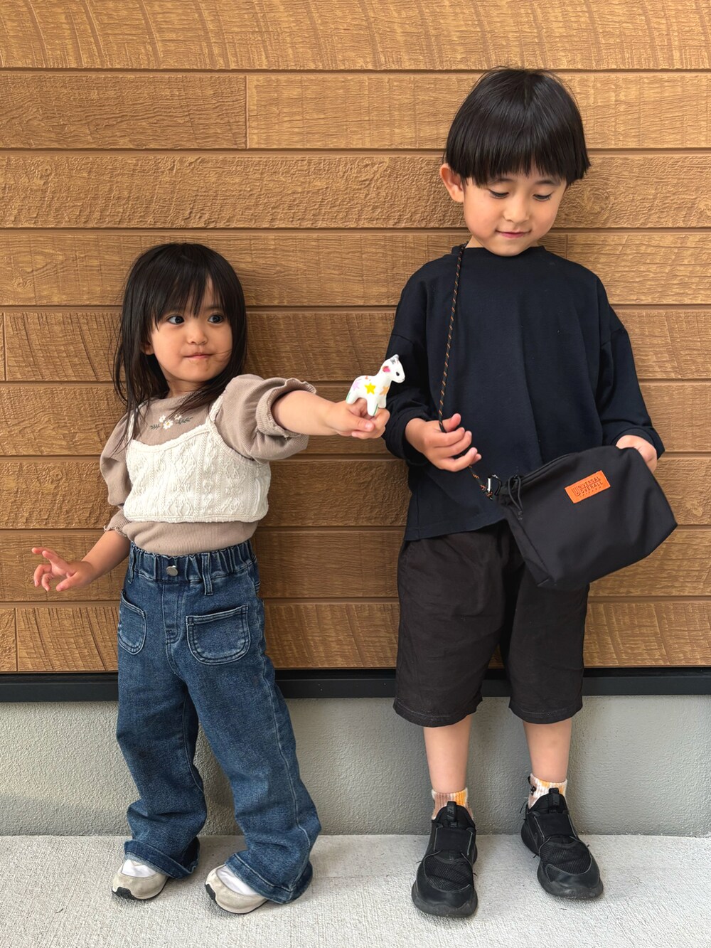 ブラウン系のTシャツ/カットソー、ブルー系のデニムパンツ、ホワイト系のスニーカーを着用したキッズの春コーディネートの2枚目の写真