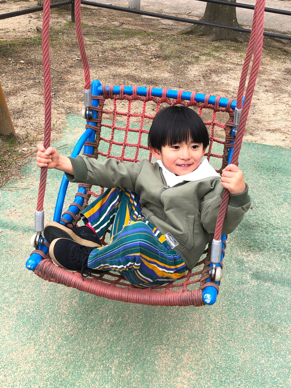 ブラック系のスニーカー、グリーン系のその他パンツ、グリーン系のMA-1を着用したキッズの冬コーディネートの2枚目の写真