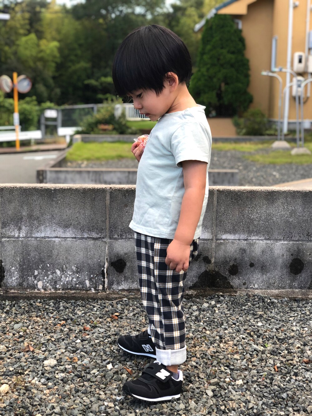 グレー系のその他パンツ、ブラック系のスニーカー、その他のTシャツ/カットソーを着用したキッズの秋コーディネートの3枚目の写真