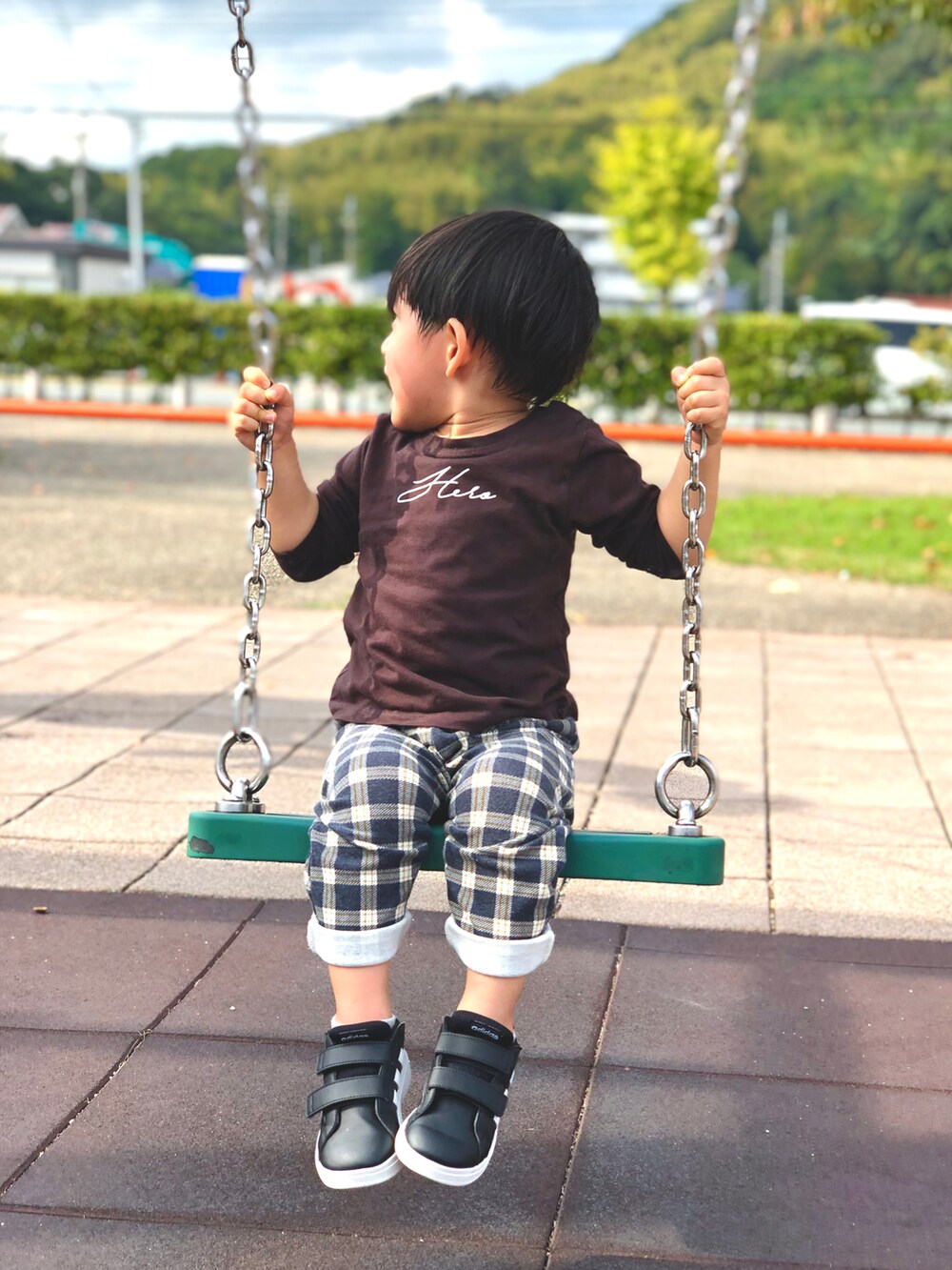 その他のTシャツ/カットソー、グレー系のその他パンツ、ブラック系のスニーカーを着用したキッズの秋コーディネートの2枚目の写真