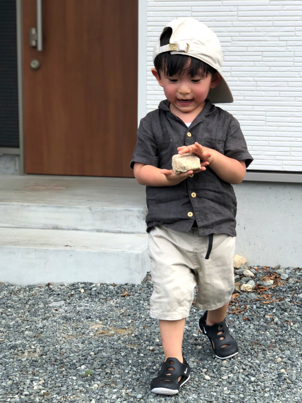 ホワイト系のその他パンツ、ブラック系のサンダル、ブラック系のトップスを着用したキッズの夏コーディネートの2枚目の写真