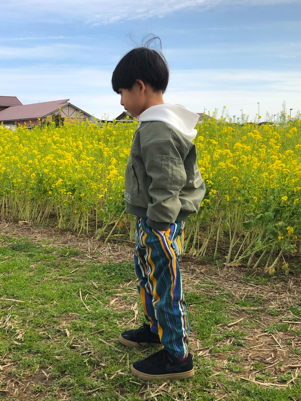 ブラック系のスニーカー、グリーン系のその他パンツ、グリーン系のMA-1を着用したキッズの冬コーディネートの3枚目の写真