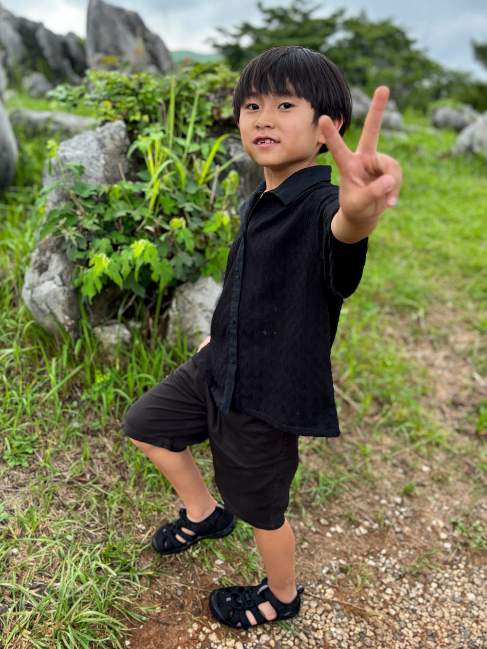 ブラック系のシャツ/ブラウス、グレー系のその他パンツ、ブラック系のサンダルを着用したキッズの夏コーディネートの3枚目の写真