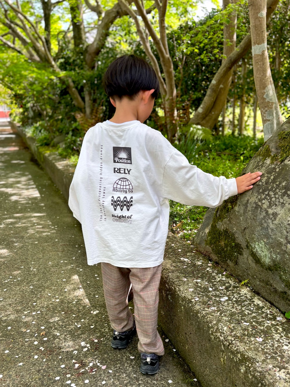 ホワイト系のTシャツ/カットソー、ベージュ系のその他パンツを着用したキッズの春コーディネートの3枚目の写真
