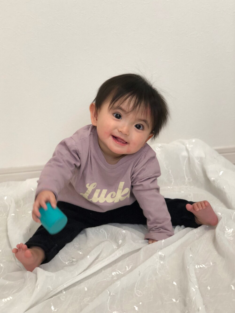 パープル系のTシャツ/カットソー、ベージュ系のソックス/靴下を着用したキッズの春コーディネートの2枚目の写真