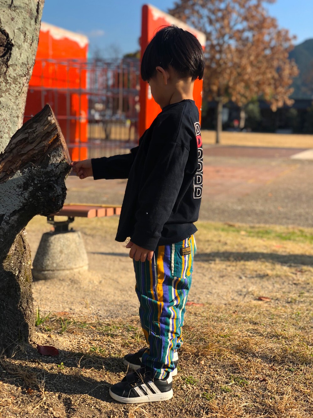 グリーン系のその他パンツ、ブラック系のスニーカー、ブラック系のTシャツ/カットソーを着用したキッズの冬コーディネートの2枚目の写真