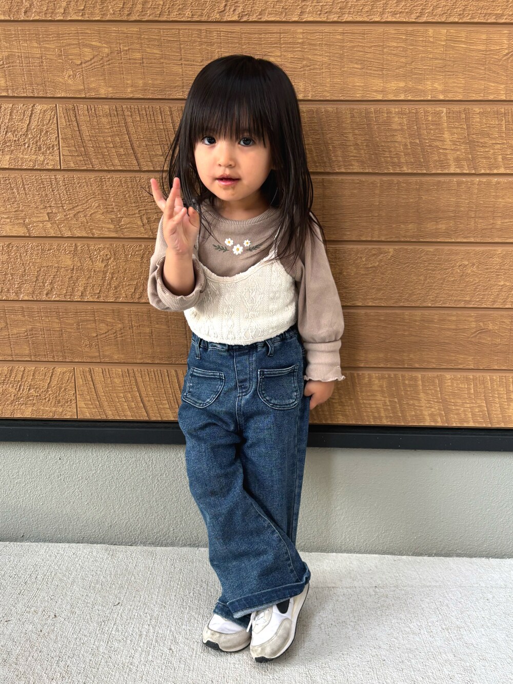 ブラウン系のTシャツ/カットソー、ブルー系のデニムパンツ、ホワイト系のスニーカーを着用したキッズの春コーディネートの2枚目の写真