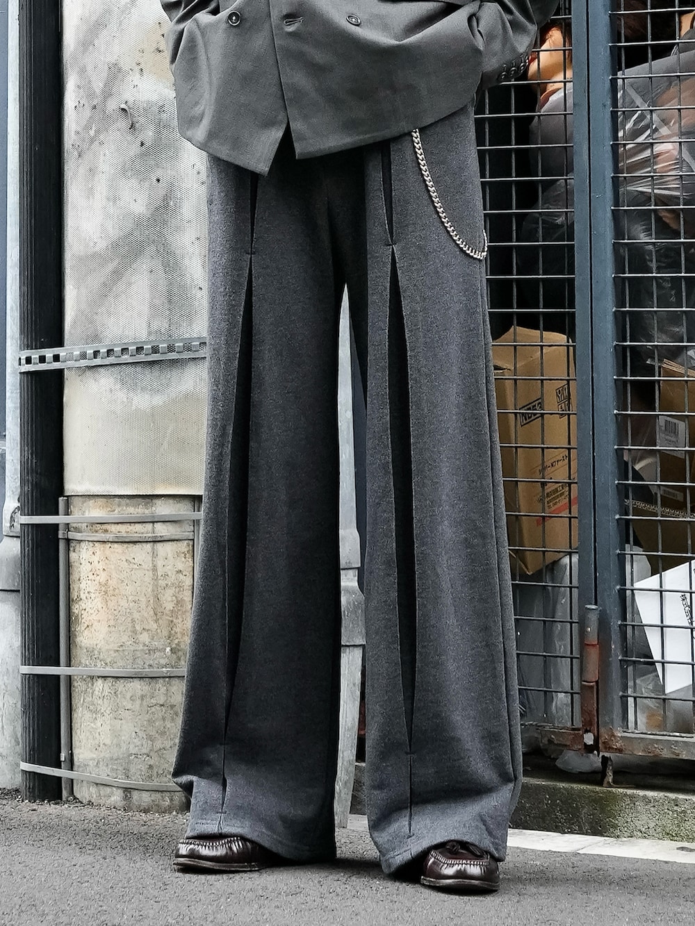 グレー系のスウェットパンツ、グレー系のテーラードジャケットを着用したメンズの秋コーディネートの2枚目の写真