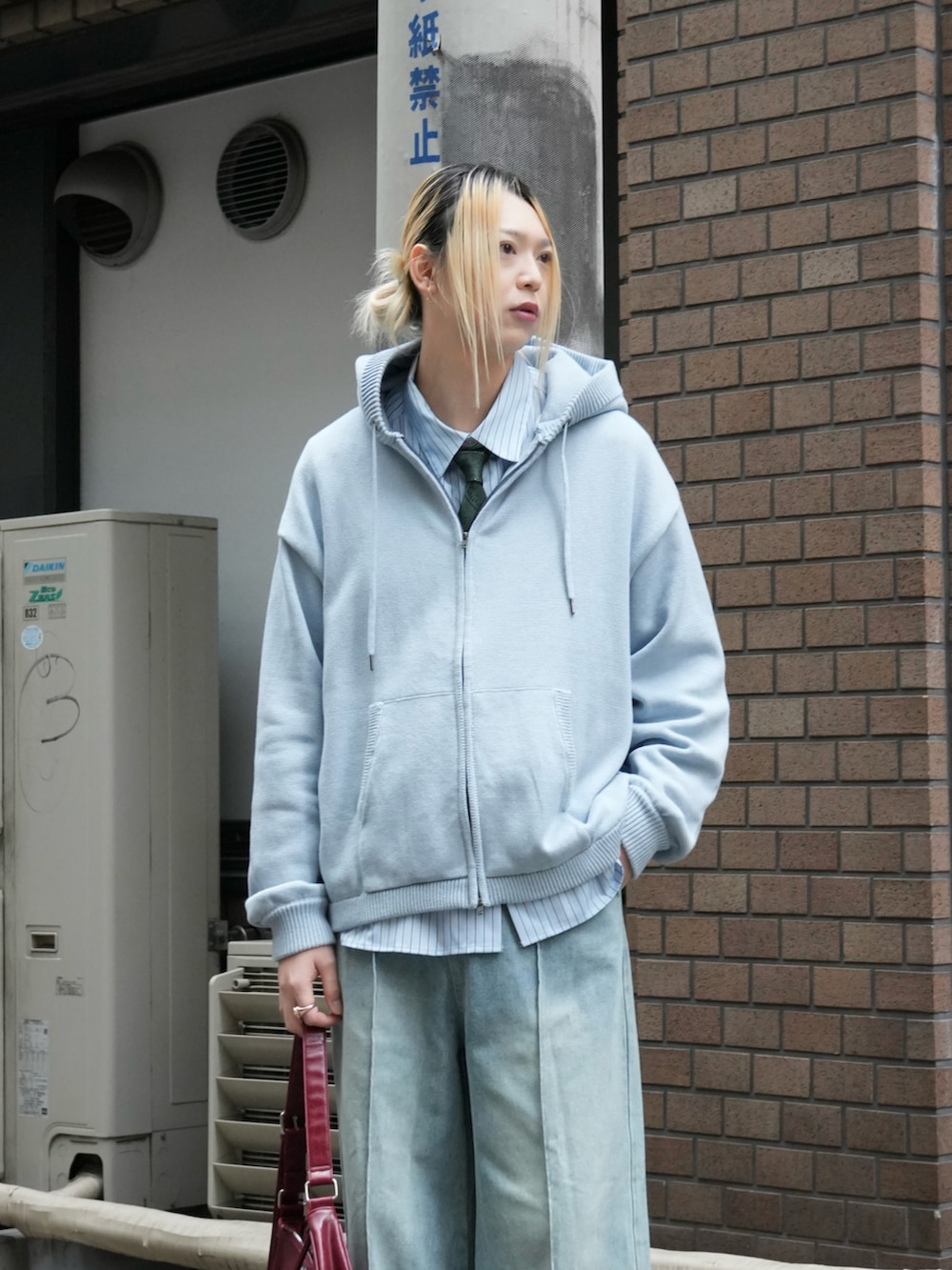 グリーン系のパーカー、ブルー系のシャツ/ブラウスを着用したメンズの冬コーディネートの2枚目の写真