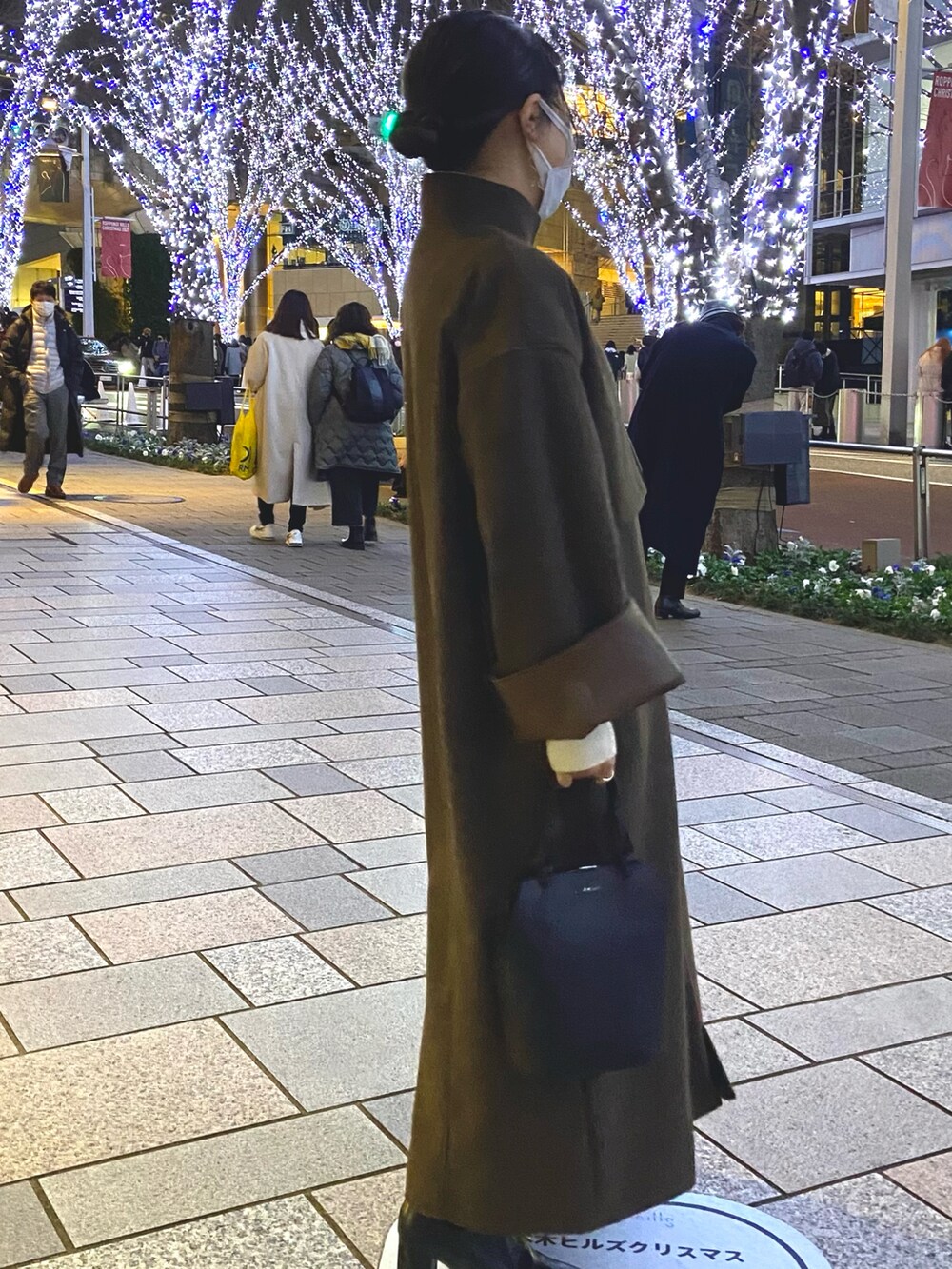 「冬コーデ、低身長、eim、lawgy、休日コーデ、クリスマス、ロングコート、ブラウンコーデ、あったかコーデ」｜「Amiurのnarrow double handle bag（ハンドバッグ、ブラック系）」を使った、Yukiさん（レディース・156cm）の冬コーディネートの2枚目の写真