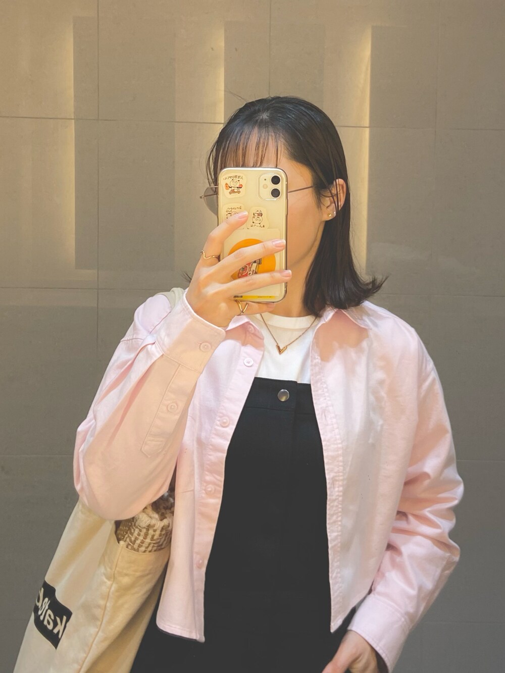 「春夏コーデ、春服、着回しコーデ、パンツコーデ、お出かけコーデ、サロペット、大人カジュアル、UNIQLO、ピクニック、低身長コーデ」｜「GUのオックスフォードショートシャツ（シャツ/ブラウス、ピンク系）」を使った、Yukiさん（レディース・156cm）の春コーディネートの3枚目の写真