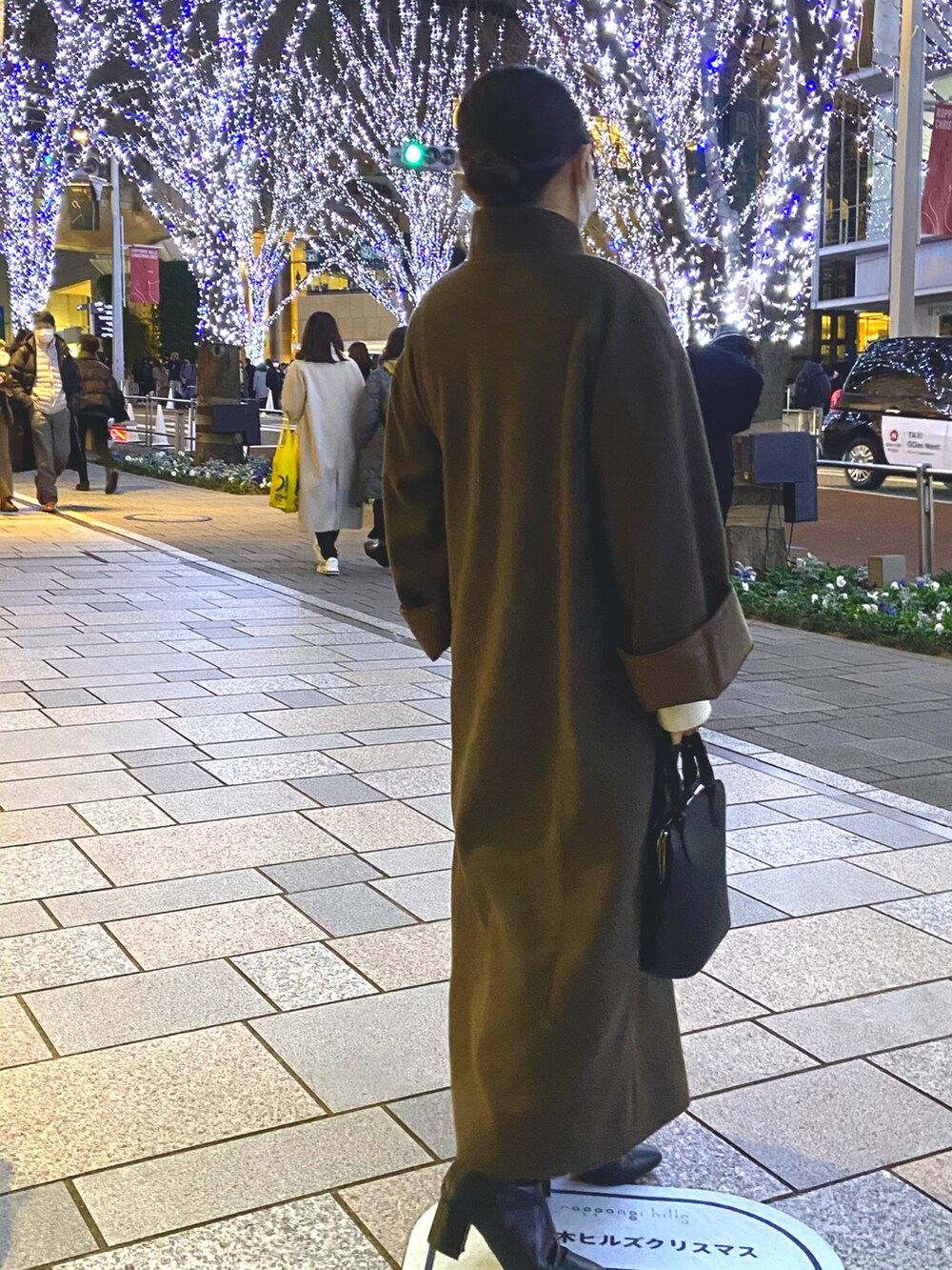 「冬コーデ、低身長、eim、lawgy、休日コーデ、クリスマス、ロングコート、ブラウンコーデ、あったかコーデ」｜「Amiurのnarrow double handle bag（ハンドバッグ、ブラック系）」を使った、Yukiさん（レディース・156cm）の冬コーディネートの3枚目の写真
