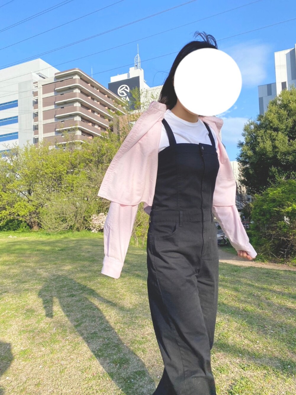 「春夏コーデ、春服、着回しコーデ、パンツコーデ、お出かけコーデ、サロペット、大人カジュアル、UNIQLO、ピクニック、低身長コーデ」｜「GUのオックスフォードショートシャツ（シャツ/ブラウス、ピンク系）」を使った、Yukiさん（レディース・156cm）の春コーディネートの2枚目の写真