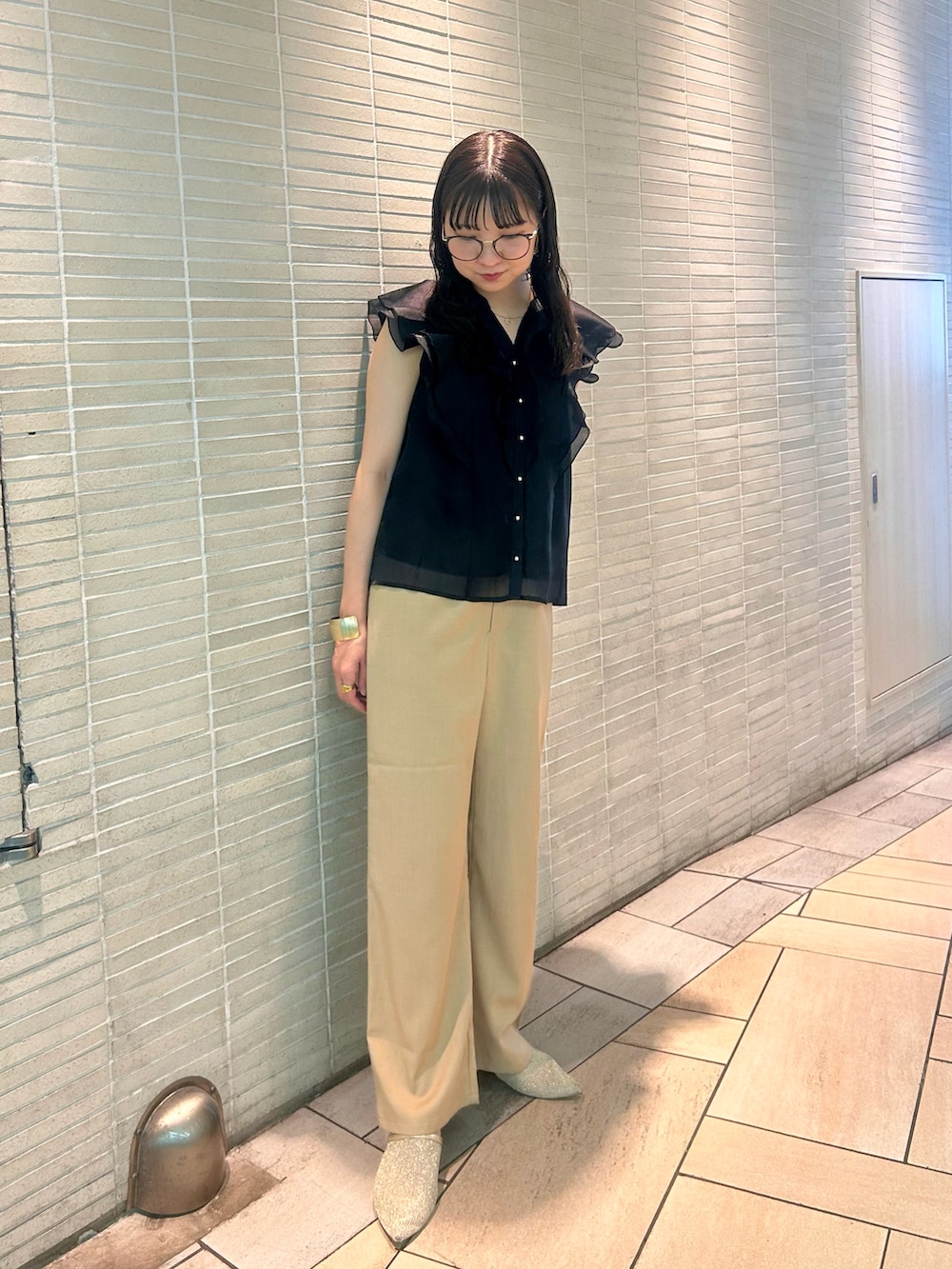 ブラック系のシャツ/ブラウス、イエロー系のその他パンツを着用したレディースの夏コーディネートの2枚目の写真