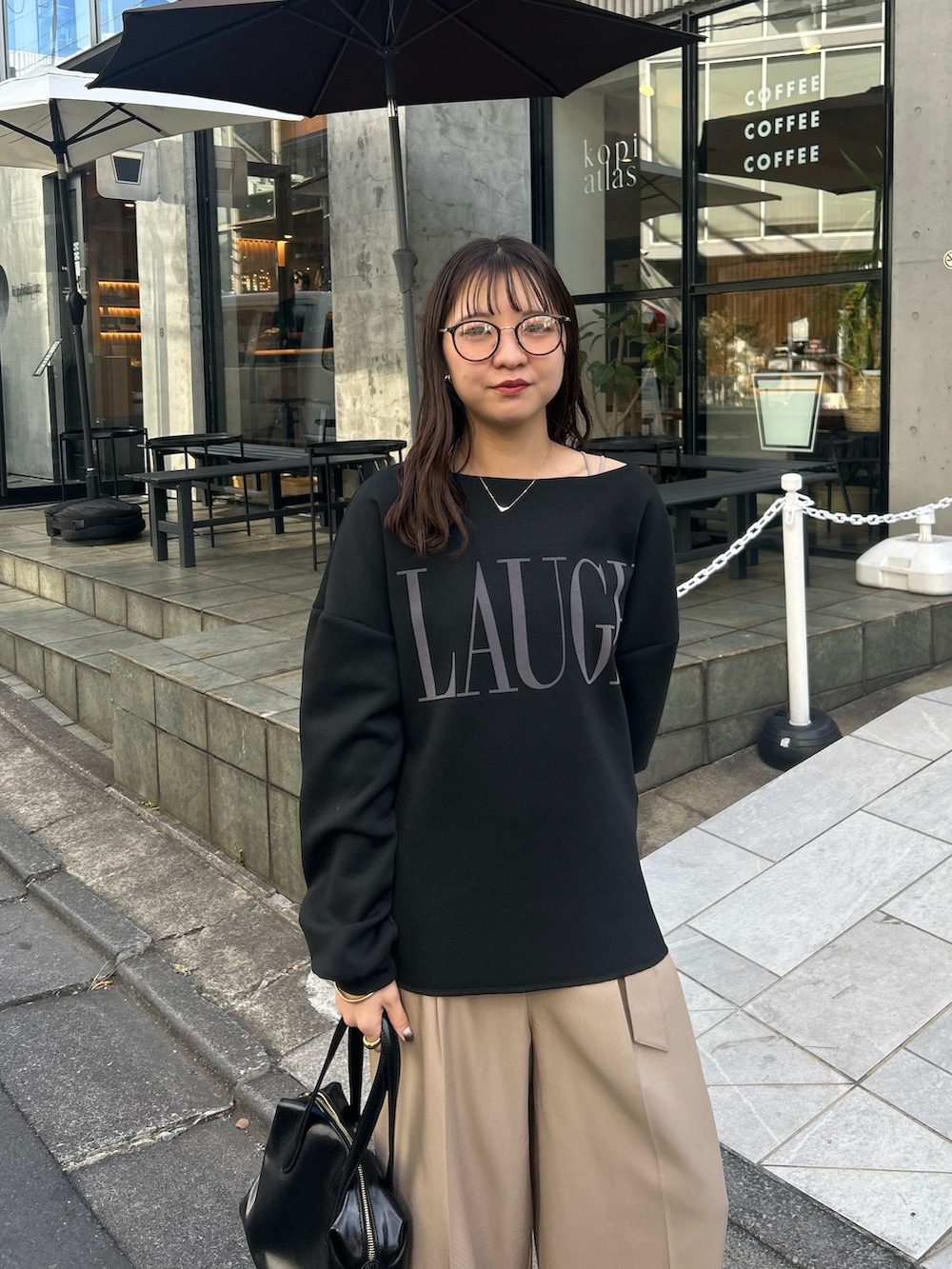 ブラック系のTシャツ/カットソー、ベージュ系のその他パンツを着用したレディースの冬コーディネートの2枚目の写真