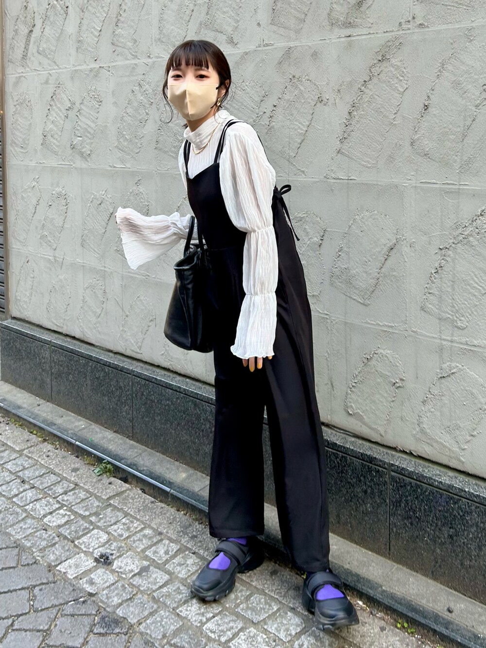 「オトナ女子、サロペット、モノトーン、カラーソックス、韓国ファッション、シンプルコーデ、きれいめカジュアル、トートバッグ、プチプラ、ブラウス、春服デビュー宣言」｜「natural coutureのティアードバルーン袖プルオーバー（シャツ/ブラウス、ホワイト系）」を使った、おかじ(ま)さん（骨格ナチュラル・レディース・160cm）の冬コーディネートの3枚目の写真