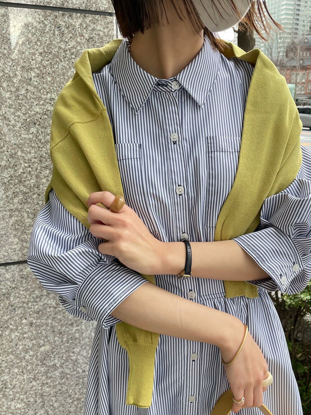 その他のワンピース、イエロー系のバッグ、ブラウン系のその他シューズを着用したレディースの春コーディネートの5枚目の写真