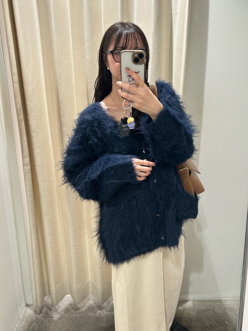 ブルー系のカーディガン/ボレロ、ベージュ系のスカートを着用したレディースの秋コーディネートの2枚目の写真