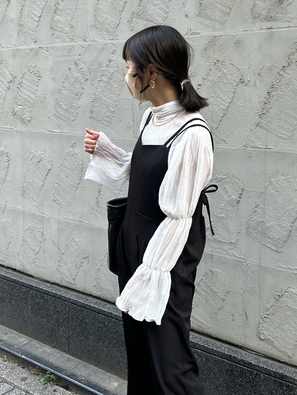 「オトナ女子、サロペット、モノトーン、カラーソックス、韓国ファッション、シンプルコーデ、きれいめカジュアル、トートバッグ、プチプラ、ブラウス、春服デビュー宣言」｜「natural coutureのティアードバルーン袖プルオーバー（シャツ/ブラウス、ホワイト系）」を使った、おかじ(ま)さん（骨格ナチュラル・レディース・160cm）の冬コーディネートの2枚目の写真