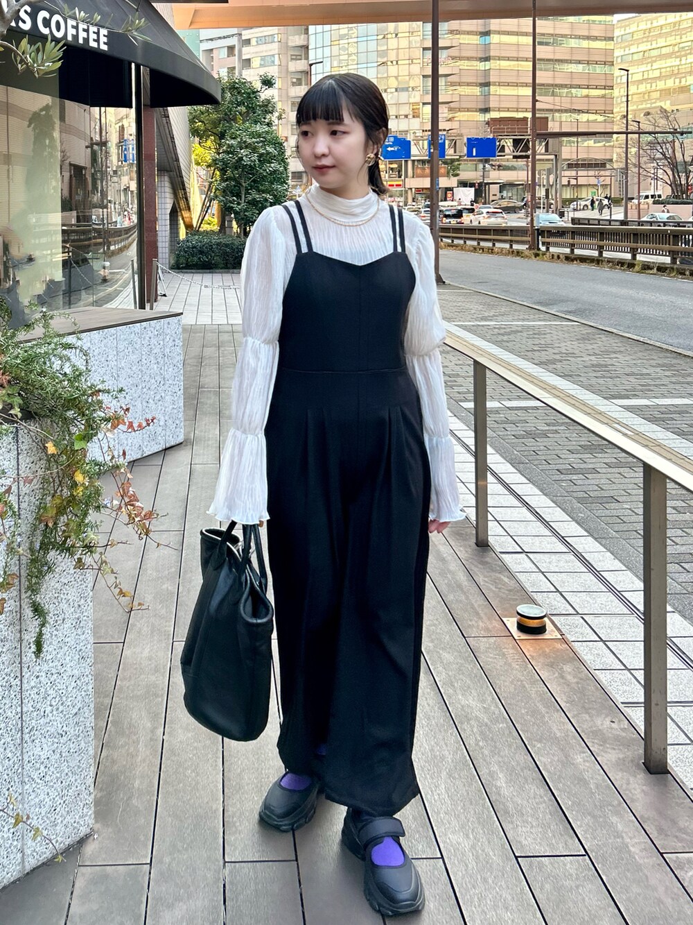 「オトナ女子、サロペット、モノトーン、カラーソックス、韓国ファッション、シンプルコーデ、きれいめカジュアル、トートバッグ、プチプラ、ブラウス、春服デビュー宣言」｜「natural coutureのティアードバルーン袖プルオーバー（シャツ/ブラウス、ホワイト系）」を使った、おかじ(ま)さん（骨格ナチュラル・レディース・160cm）の冬コーディネートの5枚目の写真