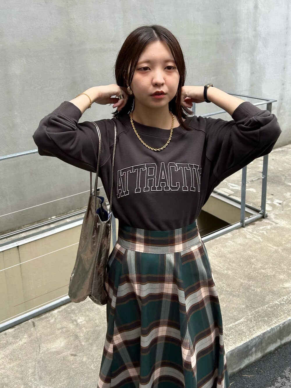 その他のショルダーバッグ、グレー系のTシャツ/カットソー、その他のスカートを着用したレディースの秋コーディネートの2枚目の写真