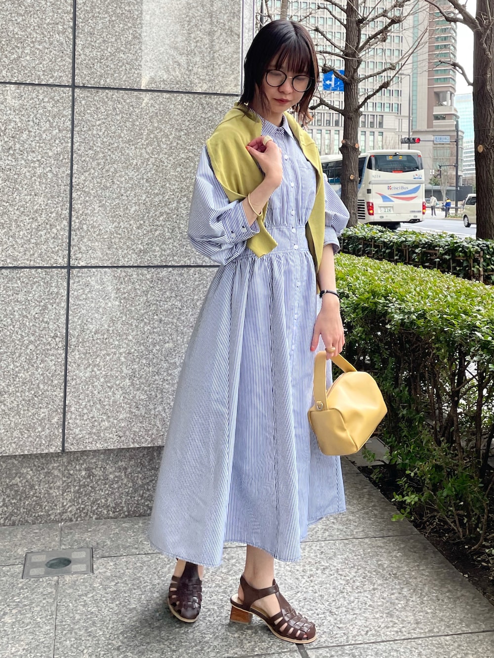 その他のワンピース、イエロー系のバッグ、ブラウン系のその他シューズを着用したレディースの春コーディネートの3枚目の写真