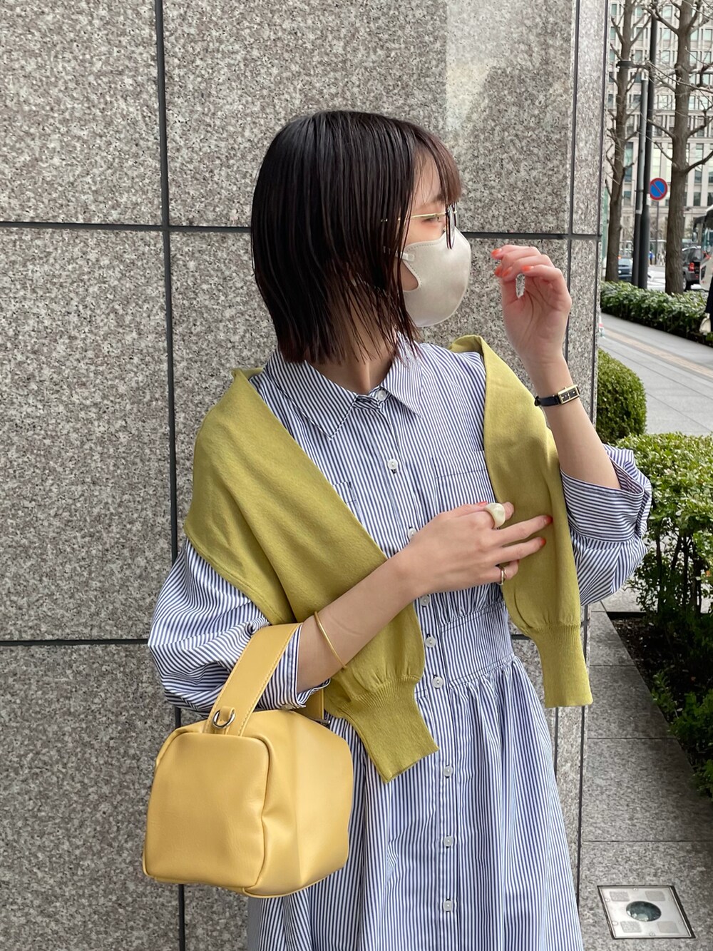 その他のワンピース、イエロー系のバッグ、ブラウン系のその他シューズを着用したレディースの春コーディネートの4枚目の写真