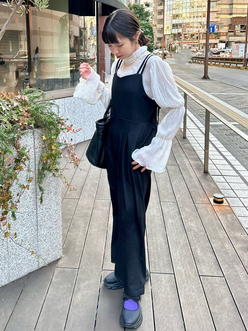 「オトナ女子、サロペット、モノトーン、カラーソックス、韓国ファッション、シンプルコーデ、きれいめカジュアル、トートバッグ、プチプラ、ブラウス、春服デビュー宣言」｜「natural coutureのティアードバルーン袖プルオーバー（シャツ/ブラウス、ホワイト系）」を使った、おかじ(ま)さん（骨格ナチュラル・レディース・160cm）の冬コーディネートの4枚目の写真