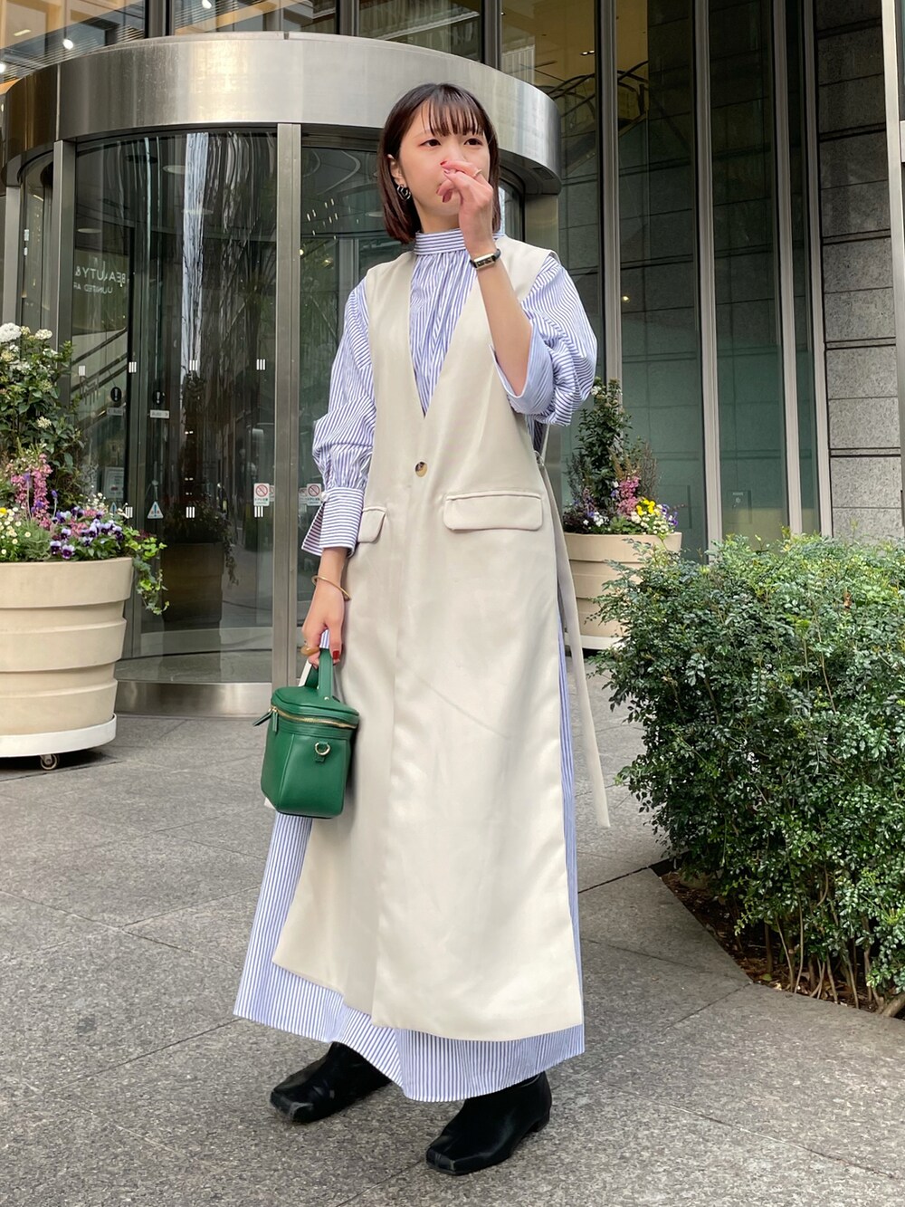 その他のワンピース、ホワイト系のその他アウター、グリーン系のショルダーバッグを着用したレディースの春コーディネートの2枚目の写真