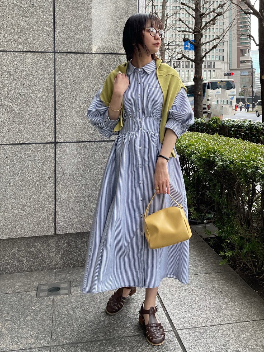 その他のワンピース、イエロー系のバッグ、ブラウン系のその他シューズを着用したレディースの春コーディネートの2枚目の写真