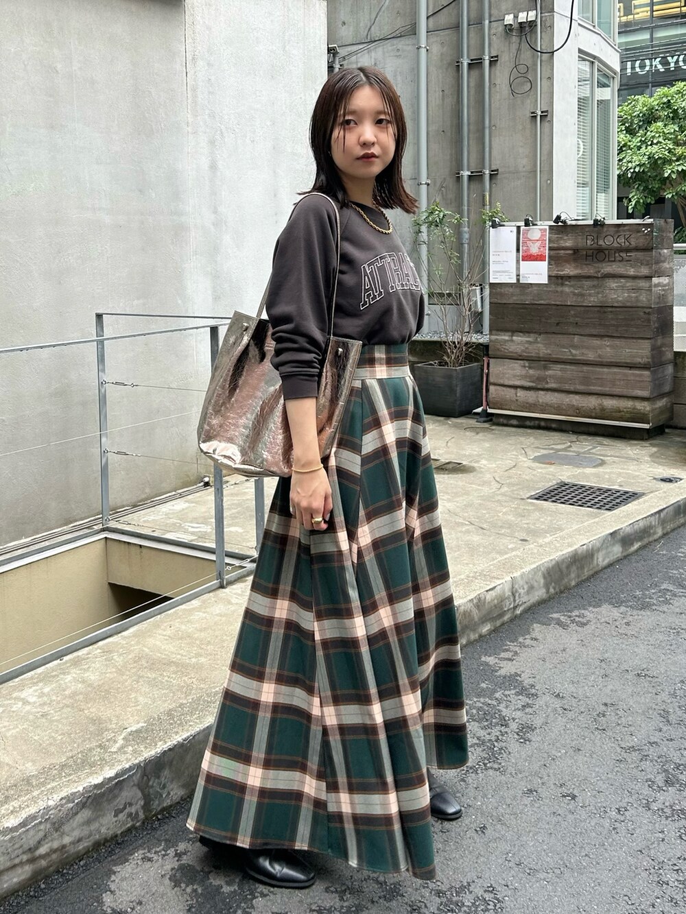 その他のショルダーバッグ、グレー系のTシャツ/カットソー、その他のスカートを着用したレディースの秋コーディネートの3枚目の写真