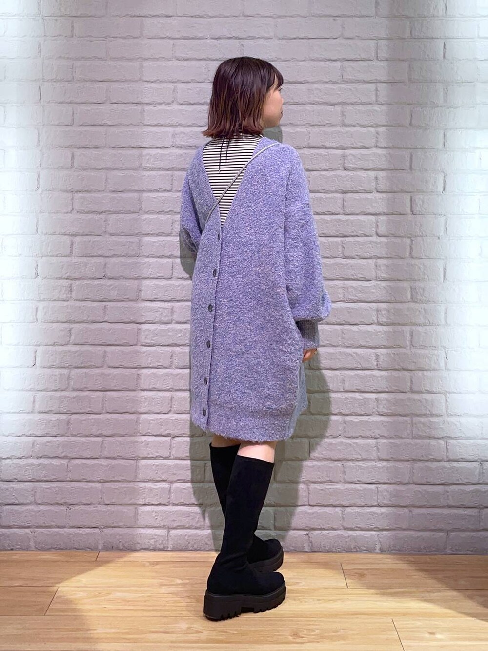 ホワイト系のTシャツ/カットソー、ホワイト系のその他パンツ、パープル系のチュニックを着用したレディースの秋コーディネートの3枚目の写真