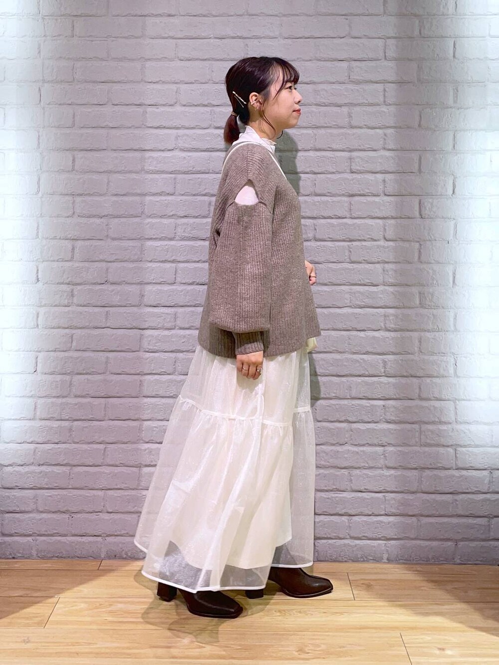 ブラウン系のパンプス、ホワイト系のショルダーバッグ、ホワイト系のTシャツ/カットソーを着用したレディースの秋コーディネートの3枚目の写真