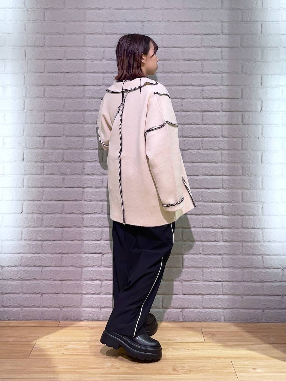 ブラック系のその他パンツ、ブラック系のブーツ、シルバー系のショルダーバッグを着用したレディースの秋コーディネートの3枚目の写真