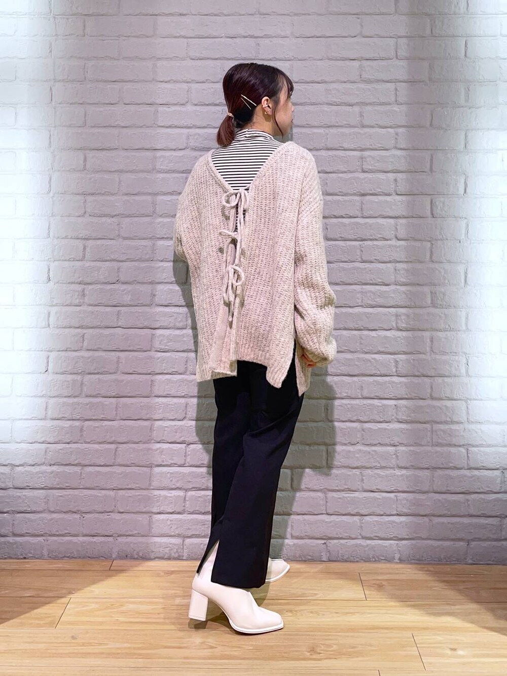 ホワイト系のTシャツ/カットソー、ホワイト系のパンプス、ホワイト系のショルダーバッグを着用したレディースの秋コーディネートの5枚目の写真