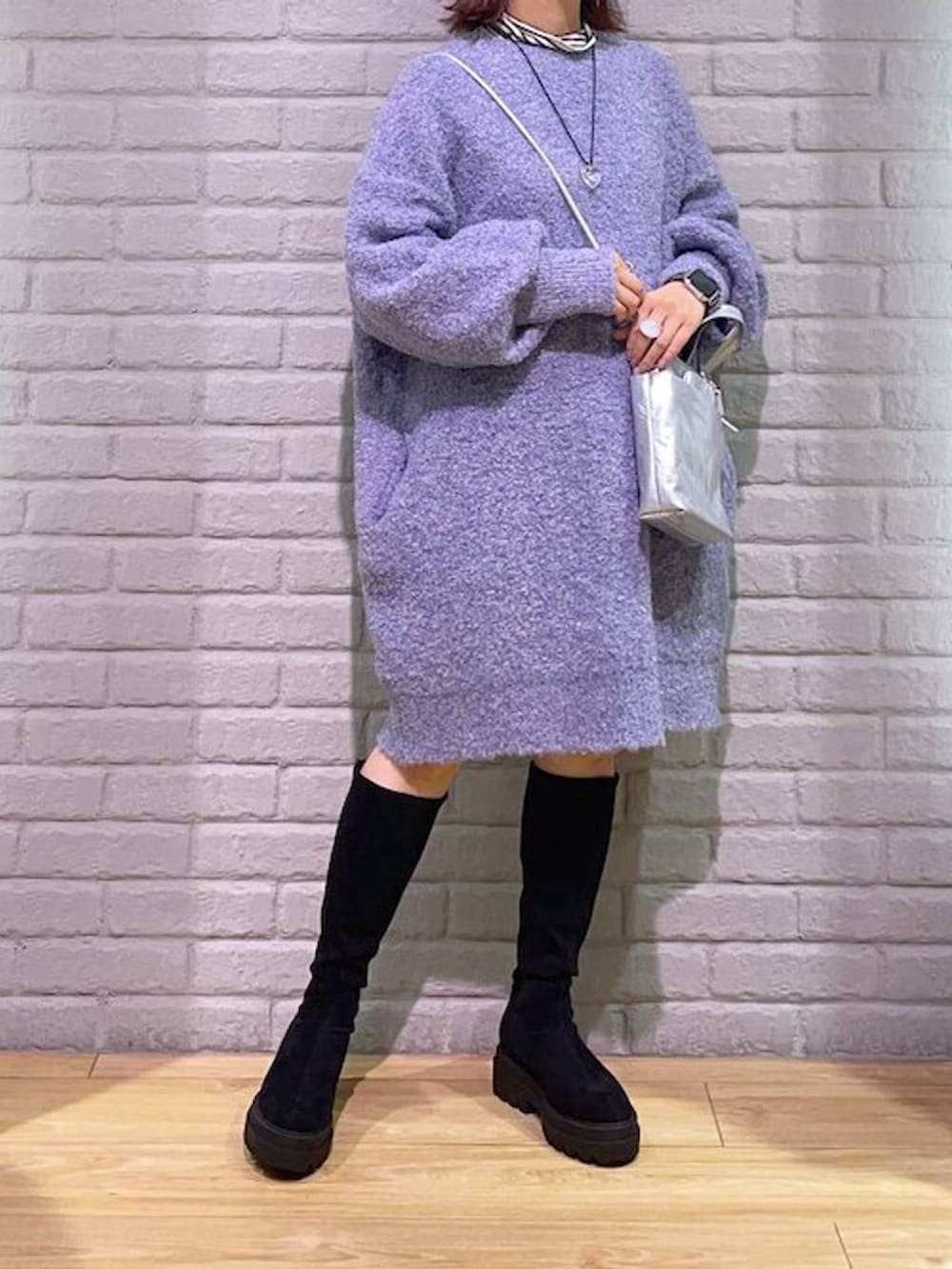 ホワイト系のTシャツ/カットソー、ホワイト系のその他パンツ、パープル系のチュニックを着用したレディースの秋コーディネートの2枚目の写真