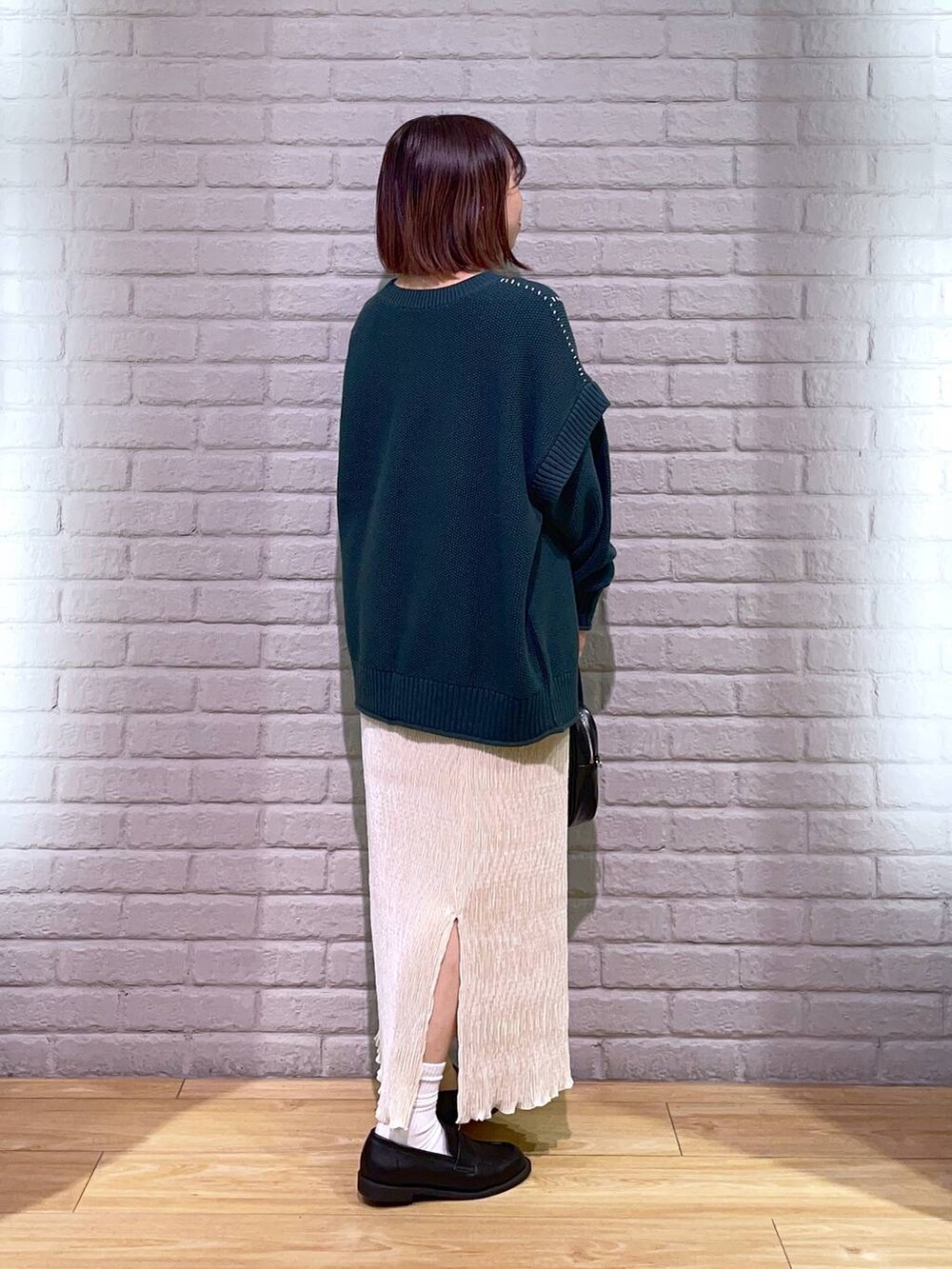 ブラック系のローファー、グリーン系のTシャツ/カットソー、ブラック系のボストンバッグを着用したレディースの秋コーディネートの3枚目の写真