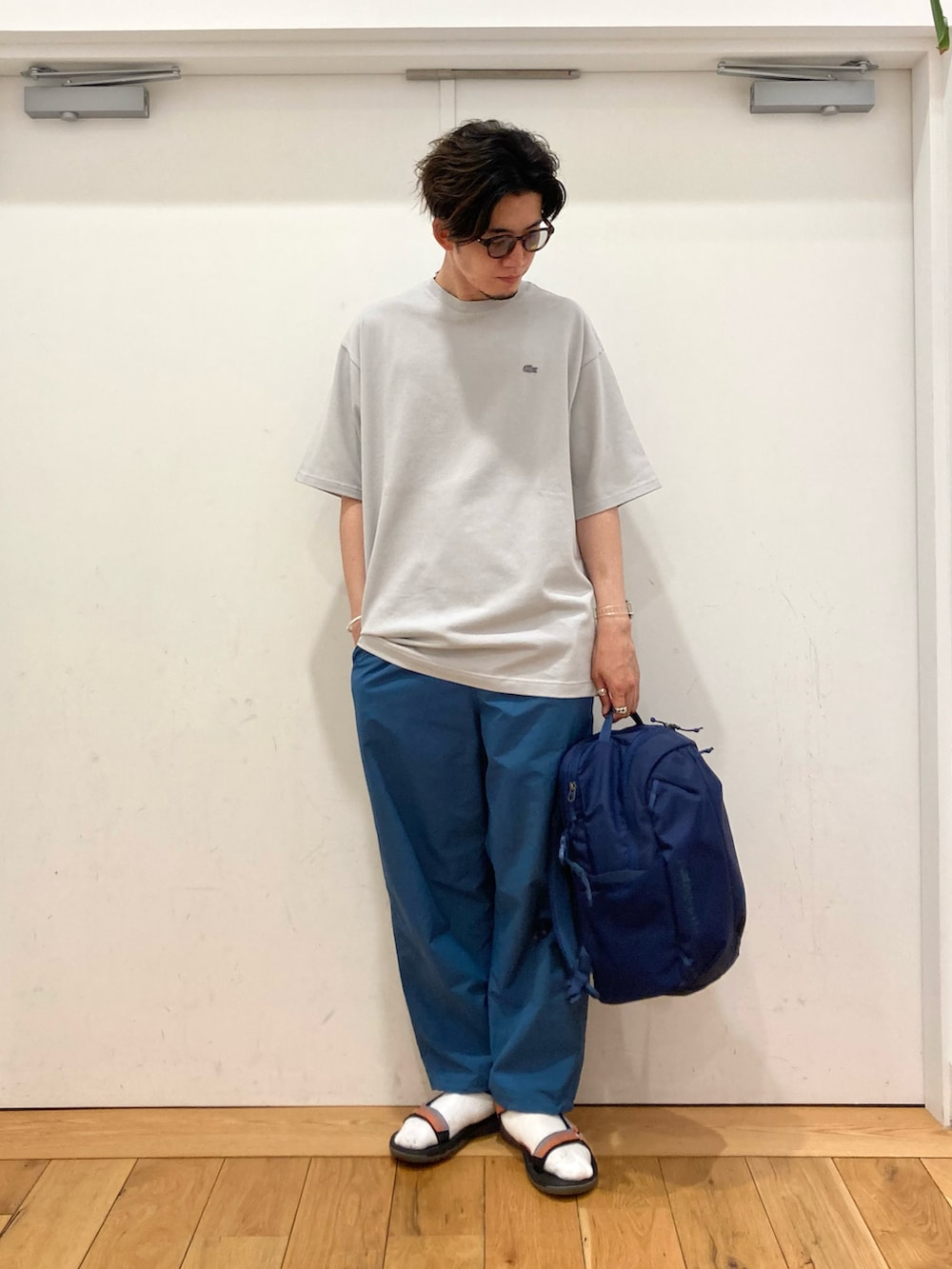 「FUDGEBOYのトラッドスタイル、オーバーサイズ、LACOSTE、別注、Tシャツ、鹿の子、BURLAP OUTFITTER、ナイロンパンツ、ブルー、teva、サンダル、いいね、save、フォローお願いします🤑、フォローミー、URBAN RESEARCH DOORS、アーバンリサーチドアーズ」|「patagoniaのアイテム(バッグ、ブルー系)」を使った、やまChanさん(メンズ・182cm)の春コーディネートの2枚目の写真