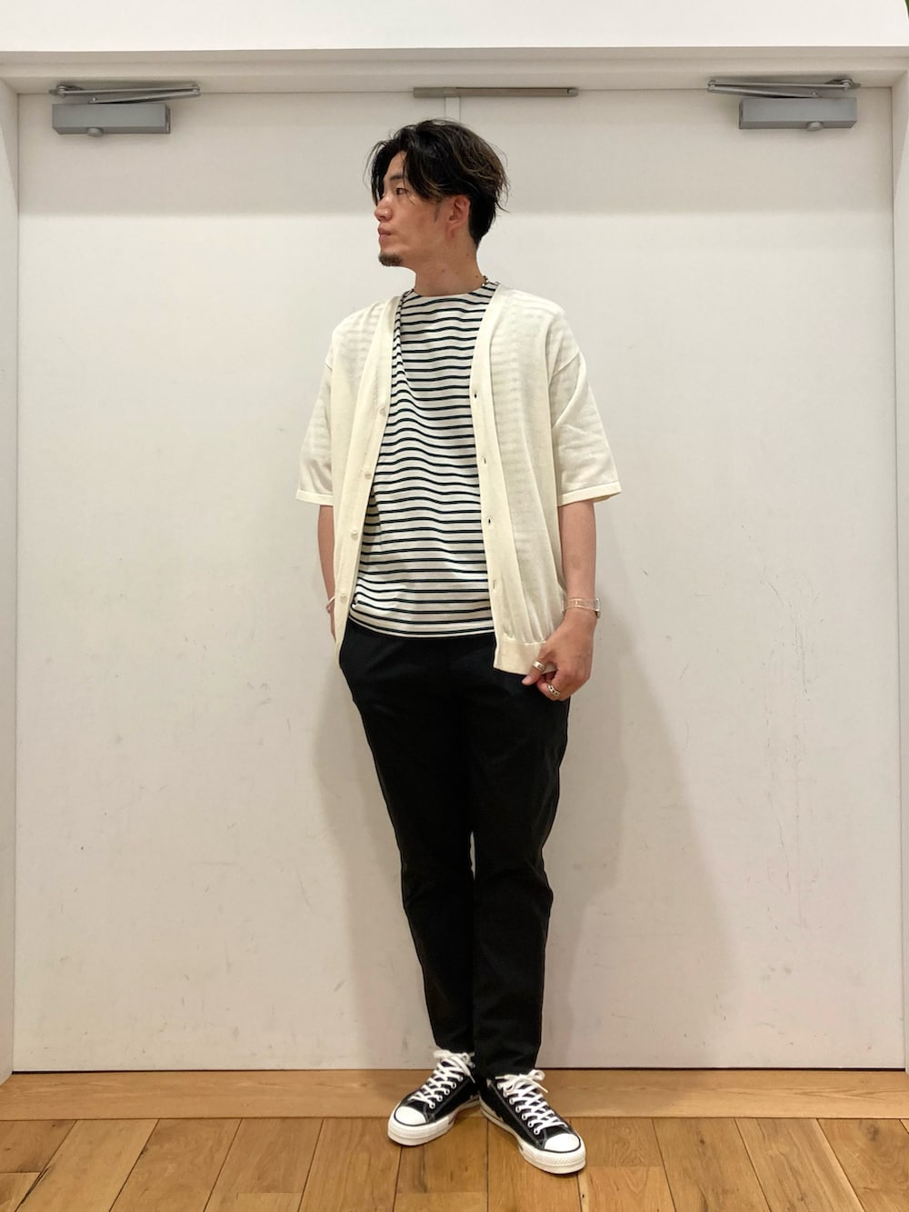 「きれいめカジュアル、ニット、カーディガン、５分袖、FORK&SPOON、ボーダー、ボートネック、GRAMICCI、別注、トラウザーパンツ、converse、allstar、いいね、save、フォローお願いします🤑、フォローミー、URBAN RESEARCH DOORS」｜「Gramicciの『別注』GRAMICCI×DOORS　トラウザー（その他パンツ、ブラック系）」を使った、やまChanさん（メンズ・182cm）の春コーディネートの2枚目の写真